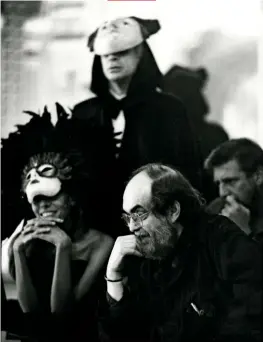  ??  ?? Unmasked: Director Stanley Kubrick conducts the congress.