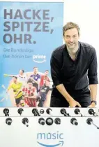  ??  ?? Amazon-Sportchef Florian Fritsche bringt die Bundesliga unter dem Motto „Hacke, Spitze, Ohr“ins Internetra­dio.