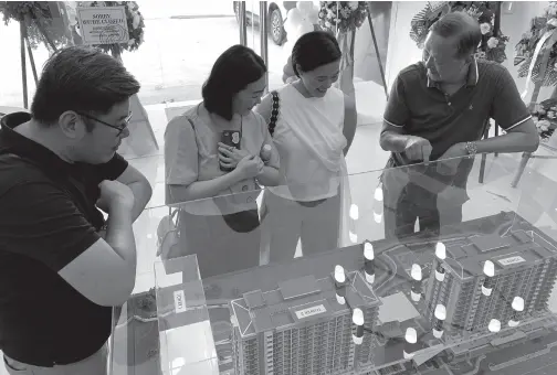  ??  ?? DEVELOPER Ronald Bangayan explaining details of the project to Kenneth Ong, Cindy Yap, and Camille Yap.