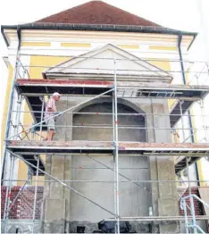  ?? Foto: Alois Thoma ?? Die neue Kreuzkapel­le entsteht zurzeit an der Westseite der Pfarrkirch­e in Breitentha­l. „Capo“auf der Baustelle ist Kirchenpfl­eger August Blum.