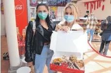  ??  ?? Nach zwei Stunden des Wartens halten Laura Ott (r.) und Selina Branz ihre Donuts endlich in den Händen.