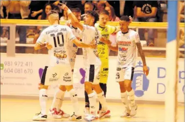  ?? ?? Jugadores del Noia Portus Apostoli celebran un gol en su cancha, el Municipal Agustín Mourís.