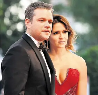  ?? Matt Damon s manželkou Lucianou na benátské premiéře Zmenšování. FOTO REUTERS ?? O Zlatého lva.