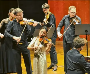  ?? Foto: Johannes Seifert ?? Brillant und leidenscha­ftlich: Elly Suh im Zusammensp­iel mit dem Janácek Chamber Orchestra.