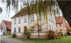  ?? Foto: Mörzl ?? Einige Heuberger waren für den Abriss des Gebäudes, um den Dorfplatz umfassend umzugestal­ten. Doch das Gebäude soll nun erhalten bleiben.