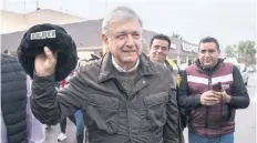  ??  ?? Un simpatizan­te le regaló un Shapka (sombrero popular ruso) a Andrés Manuel López Obrador bordado con el nombre de Amlovich.