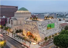 ?? Photograph: Jason O’Rear Photograph­y/Image courtesy of OMA New York ?? Hard to miss … the Audrey Irmas Pavilion in front of the Wilshire Boulevard Temple.