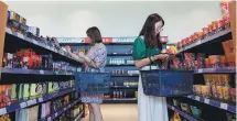  ?? XU HUI / FOR CHINA DAILY ?? Consumers choose imported foods at a cross-border e-commerce experience store in Rugao, a county-level city in Jiangsu province.