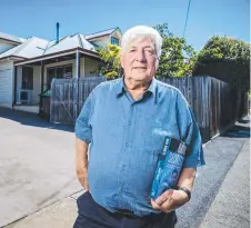  ?? Picture: Richard Jupe ?? Ken Williams outside Jack Riley’s former Bellerive home. Ken’s father Walter served with Jack.