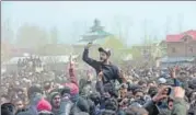  ?? WASEEM ANDRABI/HT ?? ▪ People raise slogans during slain militant Eesa Fazili’s funeral procession in Srinagar on Monday.