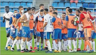  ??  ?? Los jugadores del Tenerife celebran el triunfo al final del partido.