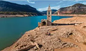  ?? ?? Normalerwe­ise von Wasser bedeckt: Die Sant-Romà-Kirche bei Barcelona stand in den letzten Monaten mehrfach auf dem Trockenen.