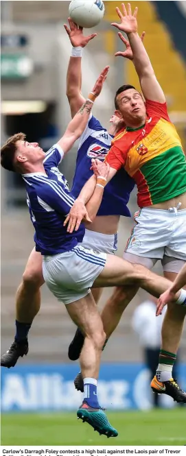  ?? DAVID FITZGERALD/SPORTSFILE ?? Carlow’s Darragh Foley contests a high ball against the Laois pair of Trevor Collins (left) and John O’Loughlin on Saturday