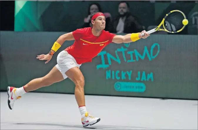  ??  ?? Rafa Nadal se lanza a devolver una bola en el partido que le enfrentó con el ruso Karen Khachanov en una Caja Mágica que se llenó.