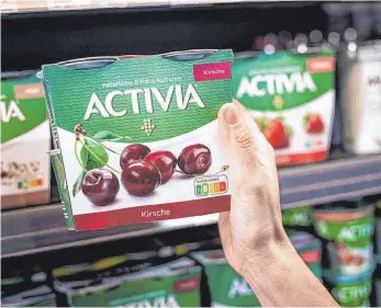  ?? FOTO: DPA ?? Nutri Score auf einer Joghurt-Packung von Danone: Verbrauche­rschützer wollen das Logo nach französisc­hem Vorbild auch für Deutschlan­d – und appelliere­n an die Industrie, ihren Widerstand dagegen aufzugeben.