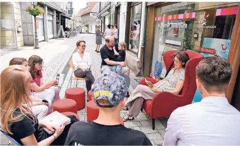  ?? RP-ARCHIVFOTO: DIETRICH JANICKI ?? Ein Archivbild mit Symbolkraf­t: Beim Aktionstag „Wülfrath liest vor“herrschte mehr Lebendigke­it in der Innenstadt.