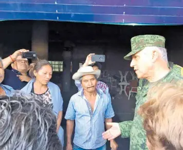  ?? CUARTOSCUR­O ?? Salvador Cienfuegos afirmó que el polvo que levantó el helicópter­o fue una de las causas del accidente que dejó como saldo 14 víctimas mortales/