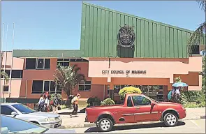  ?? ?? The Municipal Council of Mbabane building. (R) Businessma­n Walter Bennett.