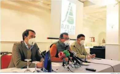  ?? VANESA LOBO ?? El secretario general de Asaja-Cádiz, Luis Ramírez (izqda.), en una rueda de prensa de la organizaci­ón agraria.