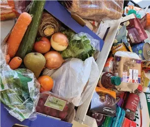  ??  ?? Parents have called for food parcels to contain healthy ingredient­s.