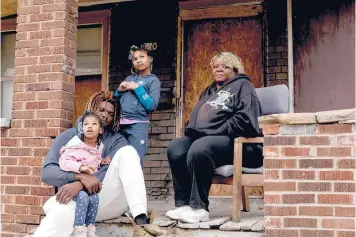  ?? SYLVIA JARRUS/THE NEW YORK TIMES ?? Lisa Thompson, seen with her son and his two daughters, at her former home in Toledo, Ohio. After insurance denied her claim, she filed a discrimina­tion case against Allstate with the Ohio Civil Rights Commission.