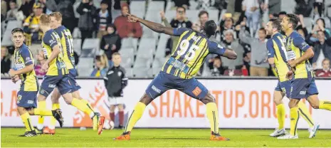  ?? FOTO: DPA ?? Auch auf dem Rasen eine Rakete: Usain Bolt gibt nach seinem Tor für die Coast Mariners den Blitz, die Mitspieler finden’s lustig.