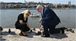  ?? (Haim Zach/GPO) ?? BENJAMIN AND Sara Netanyahu visit the Shoes on the Danube Bank Memorial yesterday. It is dedicated to Jews who were thrown into the river during the Holocaust.