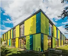  ??  ?? Vier Beispiele zeitgenöss­ischer Architektu­r, die bei den „Architekto­uren“offen stehen: Oben links die Kindertage­sstätte in Hepberg und rechts das Ärztehaus 2 in Neuburg, un ten links der Jugendtref­f in Gaimershei­m und rechts die Montessori Schule in...