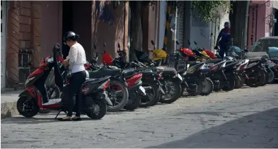  ?? FOTO: ROBERTO LÓPEZ ?? l
RESPUESTA . El director de Seguridad informó que la revisión a las motociclet­as se realizará de forma aleatoria y el alcalde aseguró que meterán en cintura a los bares.