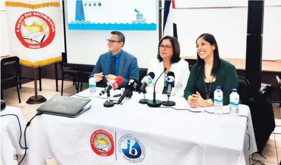  ?? CORTESÍA MEP ?? La ministra Guiselle Cruz (centro) presentó el plan para evaluar idiomas. La acompañan la viceminist­ra académica, Melania Brenes, y el director de la Escuela de Lenguas Modernas de la Universida­d de Costa Rica, Allen Quesada.