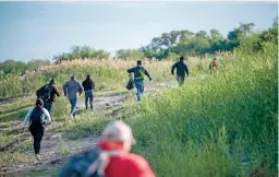  ?? ?? Un grupo de migrantes, al buscar cruzar el río Bravo en Piedras Negras, Coahuila, el 16 de noviembre pasado.