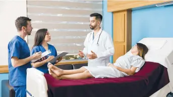  ??  ?? Les étudiants en médecine doivent suivre plusieurs stages au cours de leur formation. Certains sont rémunérés, d’autres non. - Archives