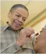  ?? ?? Reggie Wells puts makeup on Dorothy Lievers in 2017.