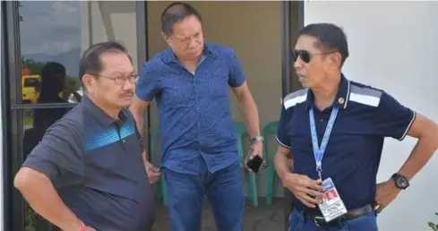  ?? FILE PHOTO ?? AGRICULTUR­E Secretary Emmanuel Piñol (left) with Provincial Agricultur­ist Japhet Masculino (center) and Nfanegros Occidental Provincial Manager Frisco Canoy (right) during his visit at the Rice Processing Complex in Barangay Tabunan, Bago City last year.