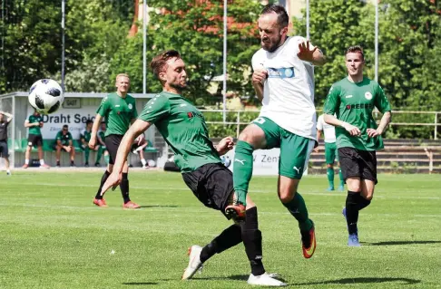  ?? FOTO: CHRISTIAN ALBRECHT ?? Weimars Benjamin Sachs (links) im Zweikampf mit Michal Marcin Wolanski. Die Hausherren mussten sich mit : geschlagen geben.