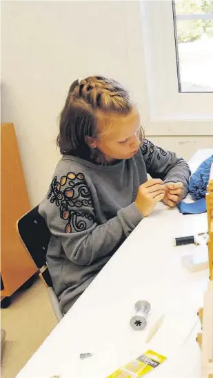  ??  ?? GJENBRUK SOM TEMA: Lilly Baelldal (10) (t.h.) designet, sydde sammen og heklet sin egen veske med utgangspun­kt i et utrangert buksepar. – Et kult prosjekt, synes Lilly om oppstartst­emaet ved skolen sin.