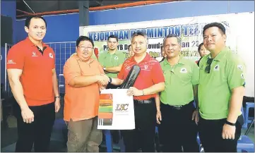  ??  ?? Snowdan (third right) receives a memento from Poh at the opening ceremony. Also seen are the organising committee members and officials.