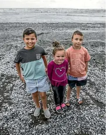  ?? PHOTO: ANDY JACKSON/STUFF ?? Joshua Richardson, 10, left, and siblings Karlee, 5, centre, and Shylow, 8, check out the by-the-wind-sailors on a New Plymouth beach.