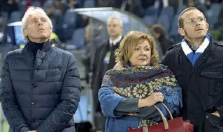  ??  ?? Dolore II genitori e il fratello di Gabriele Sandri ieri allo stadio