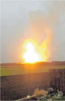  ?? FOTO: EINSATZREP­ORT/APA/DPA ?? Enormer Feuerball: Explosion in der Gasstation.
