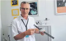  ?? FOTO: ALEXANDER TUTSCHNER ?? Airbus-Projektman­ager Markus Schelkle mit einem Modell der Raumsonde BepiColomb­o.