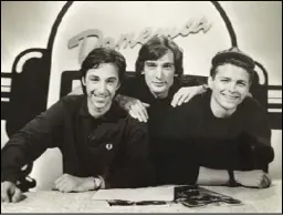  ??  ?? Gli esorid: Linus, Claudio Cecchetto e Lorenzo Jovanotti in television­e a DeeJay Television. La trasmissio­ne televisiva è andata in onda dal 1983 al 7 settembre 1990.