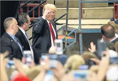  ?? JULIO CORTEZ / AP ?? Donald Trump levanta el puño en señal victoriosa al llegar a un mitin en Harrisburg (Pensilvani­a)