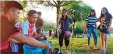  ??  ?? SYAIFUL (dua dari kiri) bersama Norman menjual cecair gelembung di Taman Tasik Sarikei.