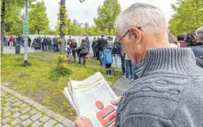  ??  ?? Wenn’s mal wieder länger dauert: Für viele eine gute Gelegenhei­t, die „Lindauer Zeitung“in aller Ruhe zu lesen, denn die Warteschla­nge ist lang und es geht nur langsam voran.