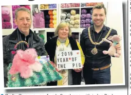  ??  ?? Crafty Corner owner Lynda Speakman with judge Paul Thompson (left), Mayor Adam Schofield and the winning pigs