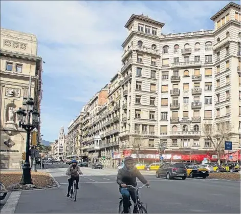  ??  ?? La Via Laietana en su confluenci­a con la avenida Catedral forma la plaza Antonio Maura