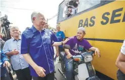  ??  ?? Najib during his walkabout In Sungai Kandis yesterday.