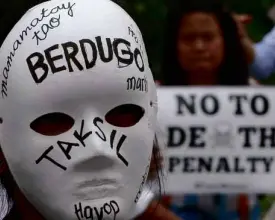  ?? —EDWIN BACASMAS ?? Protests against the restoratio­n of the death penalty are growing among students of Catholic schools, like this youth wearing a mask to denounce the violence-oriented way that authoritie­s want to prevent crimes.