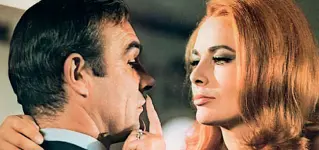  ??  ?? Fascino Karin Dor in uno dei film di 007 con Sean Connery